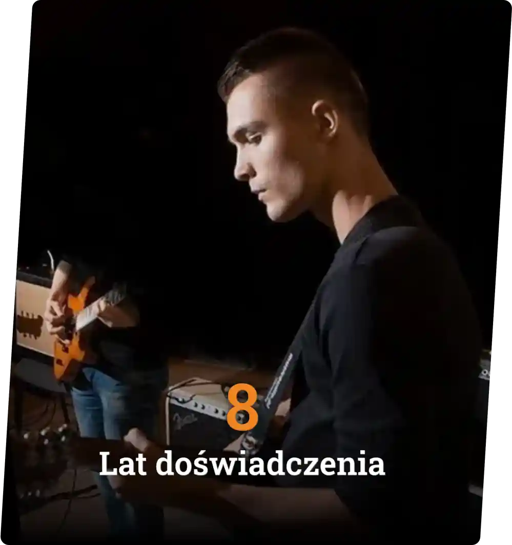 Mężczyzna gra na gitarze. W tle widać innych członków zespołu. Na froncie napis "8 lat doświadczenia"